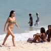 Claudia Ohana chama atenção por corpão ao ir à praia de Ipanema, no Rio