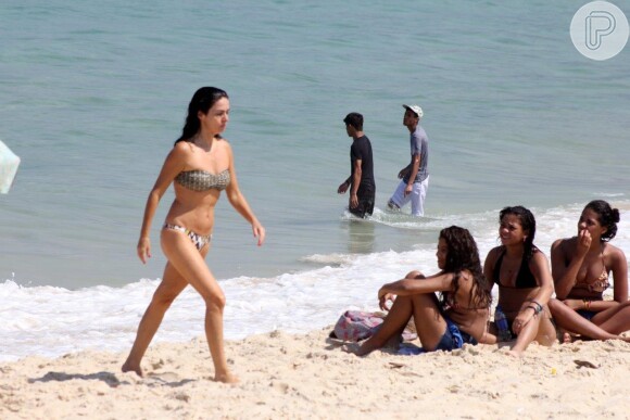 Claudia Ohana chama atenção por corpão ao ir à praia de Ipanema, no Rio