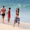 Claudia Ohana mostra boa forma em dia de praia no Rio de Janeiro; estilosa, a atriz usou uma saída de praia saruel