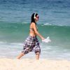 Claudia Ohana mostra boa forma em dia de praia no Rio de Janeiro