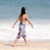 Claudia Ohana mostra boa forma em dia de praia no Rio de Janeiro