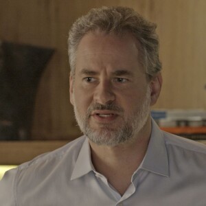 Eugênio (Dan Stulbach) diz que não quer perder a confiança da filha, mas questiona Ivana (Carol Duarte): 'quer se mutilar?', em cena da novela 'A Força do Querer'