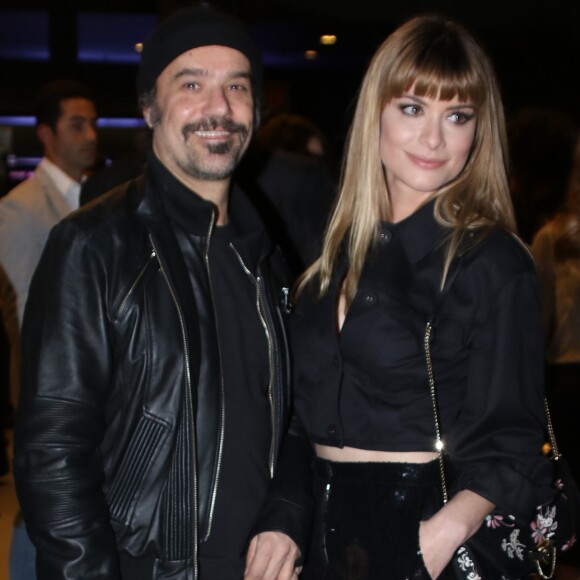 Alinne Moraes exibiu novo visual com franjinha,  no cinema do shopping Frei Caneca, em São Paulo, na noite desta segunda-feira, 8 agosto de 2017