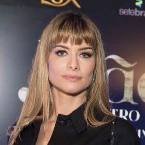 Alinne Moraes exibe novo corte de cabelo, com franja, no evento