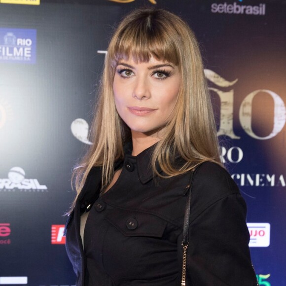 Alinne Moraes exibe novo corte de cabelo, com franja, no evento