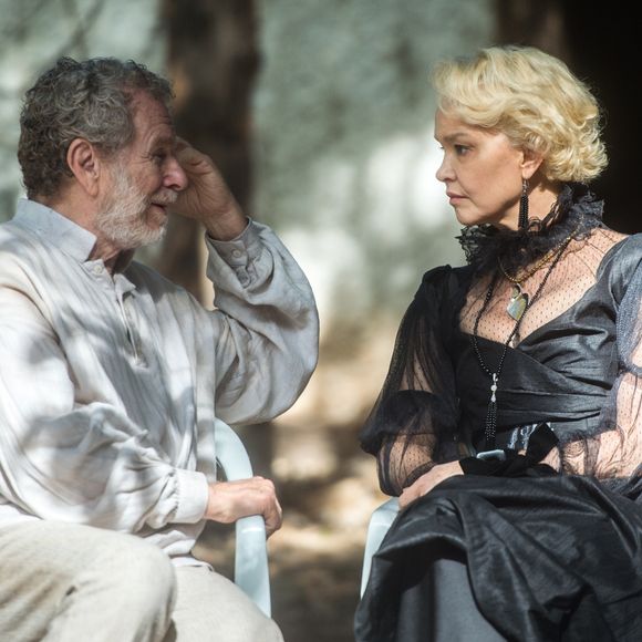 Greta (Julia Lemmertz) insinua para Wolfgang (Jonas Bloch) que Diara (Sheron Menezzes) está traindo-o com Ferdinando (Ricardo Pereira), na novela 'Novo Mundo'