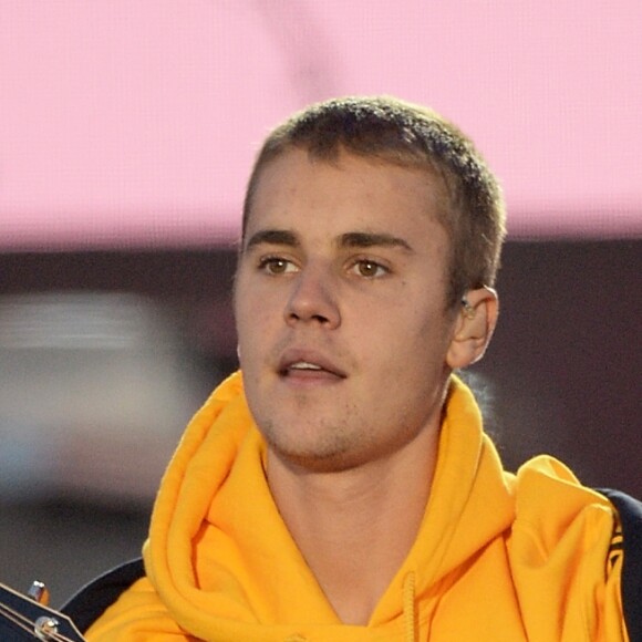 Justin Bieber relembrou polêmicas ao publicar uma foto tirada na delegacia quando foi preso em 2014