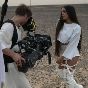 Anitta alongou os cabelos com extensão para o clipe de 'Sua Cara'