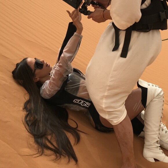 'Realmente chega uma hora que não adianta mais retocar, mistura com a areia porque venta e gruda na pele', disse o maquiador Henrique Martins sobre a make de Anitta no clipe 'Sua Cara'