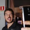 Marco Pigossi tira selfie em lançamento de celular, em 12 de abril de 2014