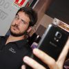 Marco Pigossi tira selfie em lançamento de celular, em 12 de abril de 2014