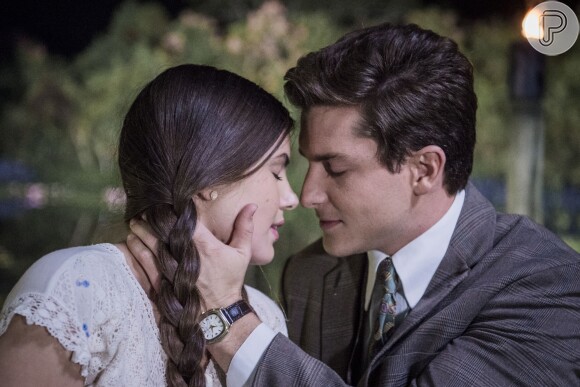 Camila Queiroz e Klebber Toledo engataram romance nos bastidores da novela 'Êta Mundo Bom'