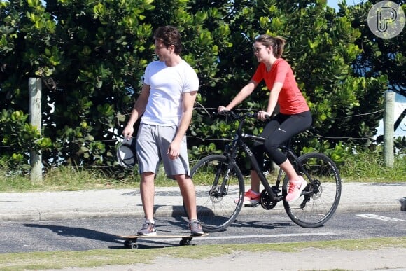Camila Queiroz e Klebber Toledo se divertem pedalando e andando de skate na orla da Lagoa Rodrigo de Freitas, em maio de 2017