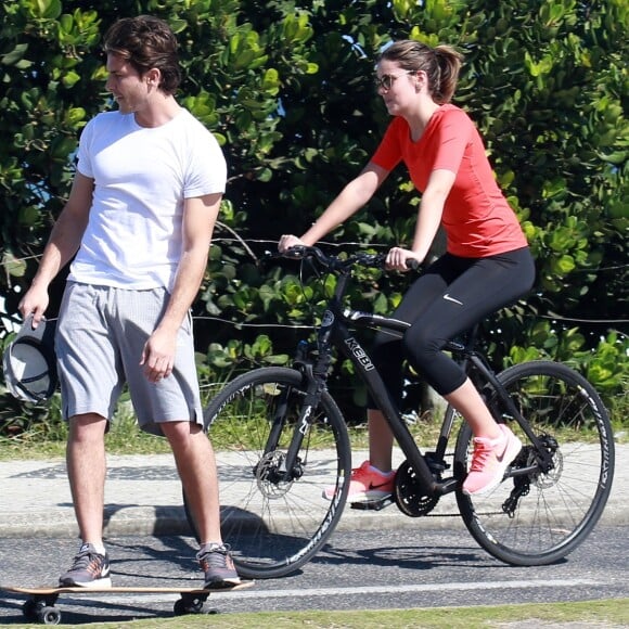 Camila Queiroz e Klebber Toledo se divertem pedalando e andando de skate na orla da Lagoa Rodrigo de Freitas, em maio de 2017