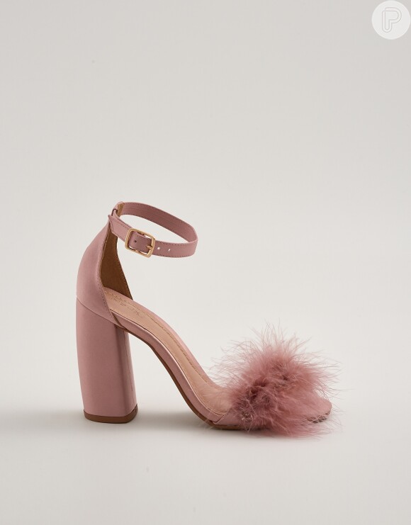 As sandálias de cetim rosa com plumas usadas por Anitta são da marca iNBOx Shoes e custam R$ 129,90 
