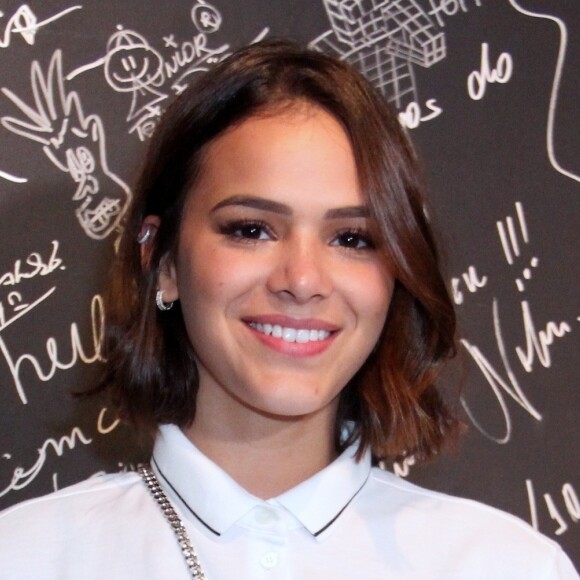 Bruna Marquezine ainda se divide entre a sua casa e a dos pais: 'Fico meio lá, meio cá. Agora que cheguei de viagem, fui para a casa dos meus pais para lavar roupa suja'