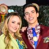 Larissa Manoela homanegeou o namorado, Thomaz Costa, quando o ator completou 17 anos: 'Me deu o primeiro beijo'