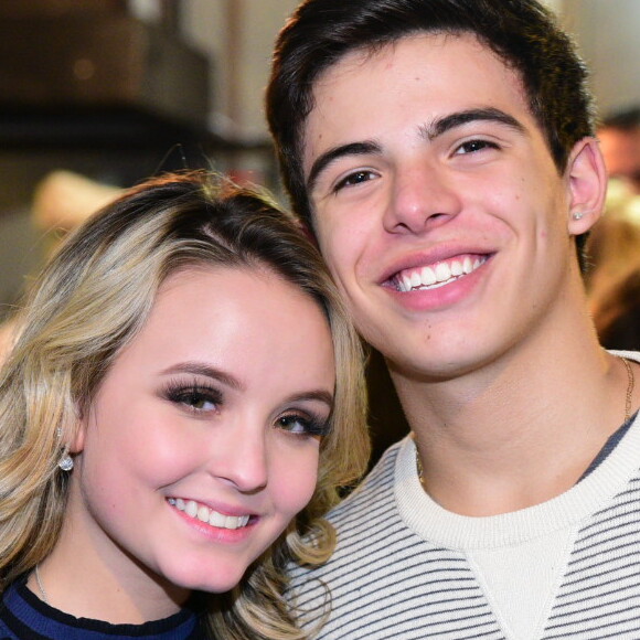Larissa Manoela e Thomaz Costa continuam namorando, disse ao Purepeople assessoria de imprensa da atriz nesta quarta-feira, 9 de agosto de 2017