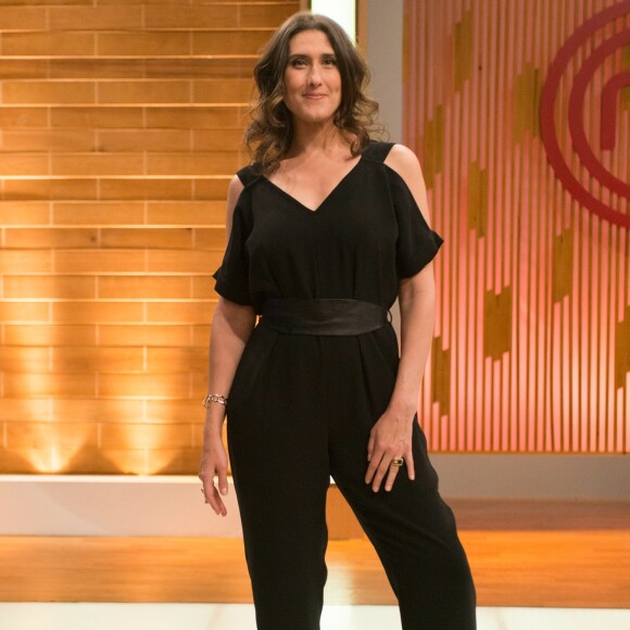 'É que tem que ser perfeita, entendeu? Barriga de mulher de verdade, que come comida, é mal visto', criticou Paola Carosella