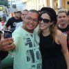 Wanessa tira 'selfie' com fã no Rio de Janeiro