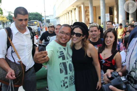 Wanessa tira 'selfie' com fã no Rio de Janeiro