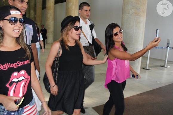 Wanessa tira 'selfie' com fã em aeroporto no Rio