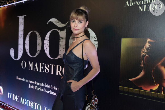 Alinne Moraes exibiu o cabelo com franja na pré-estreia do filme 'João, o Maestro', no Rio de Janeiro, na noite desta terça-feira, 8 de agosto de 2017