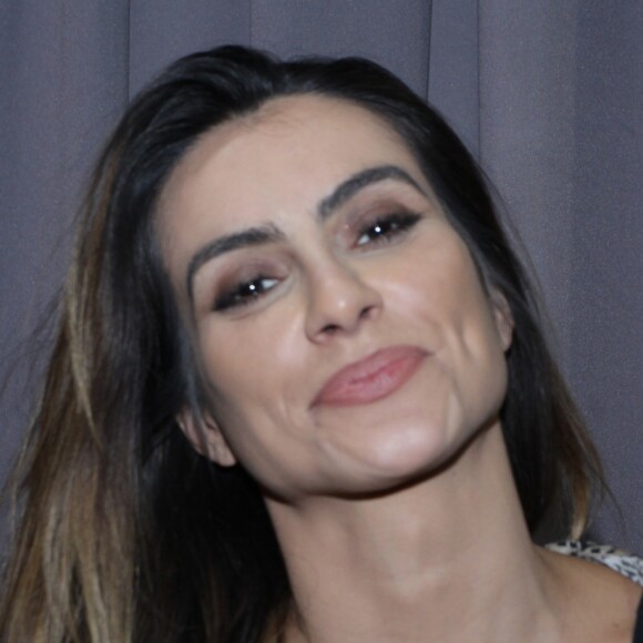 Cleo Pires se irritou quando internautas indicaram lança-perfume no lugar de miniatura de whisky em sua mão em balada: 'Eu falar da minha vida é uma coisa. Uma outra pessoa inventar da minha vida é bem diferente'