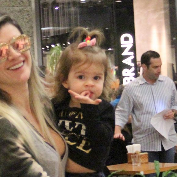 Valentina completa 3 anos no dia 10 de agosto de 2017 e chama atenção nas redes sociais pelo seu carisma e desenvoltura com as câmeras