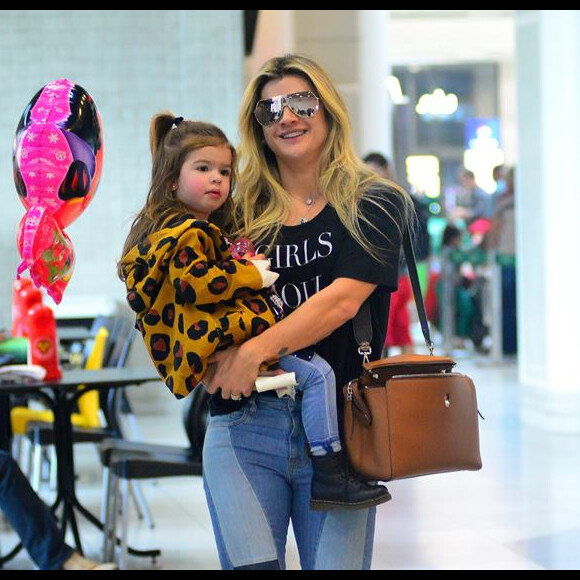 Devido a sua Lua em Aquário, Valentina é uma criança criativa, original e também um pouco teimosa