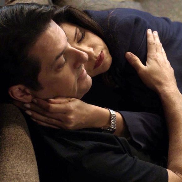 Maria Pia (Mariana Santos) se consola com Malagueta (Marcelo Serrado), na novela 'Pega Pega'