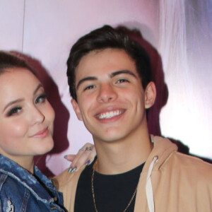 Larissa Manoela e Thomaz Costa trocaram alianças de compromisso na Disney em julho de 2017