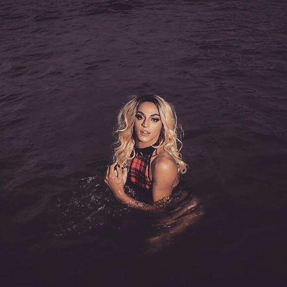 Pabllo Vittar lembra traição que inspirou música 'Open Bar' em vídeo com Matheus Mazzafera