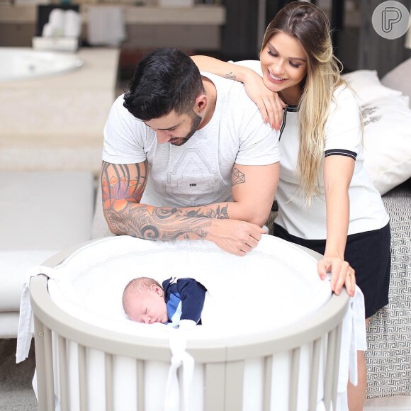Gusttavo Lima se encantou ao ver o bebê tomando banho: 'Ô meu Deus!'