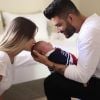 Gusttavo Lima compartilhou uma foto com o bebê e fãs acharam Gabriel parecido com a mãe