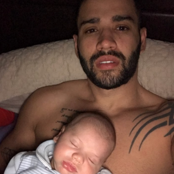 Gusttavo Lima aproveita os momentos de folga para ficar com o bebê