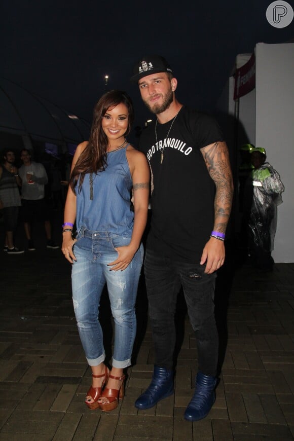 Foto: Carol Nakamura e o jogador de futebol Aislan Lotici se