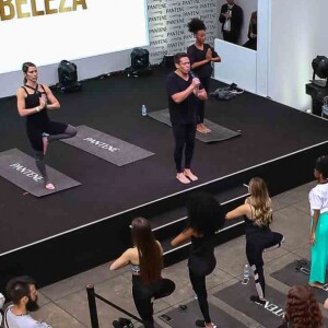 Sheron Menezzes, grávida de sete meses, mostrou flexibilidade durante aulão de yoga na tarde desta quinta-feira, 10 de agosto de 2017