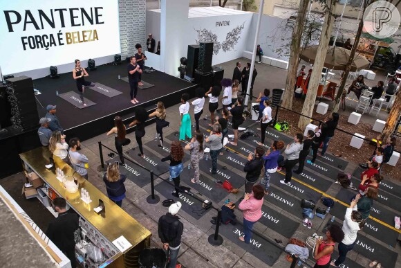 Sheron Menezzes, grávida de sete meses, mostrou flexibilidade durante aulão de yoga na tarde desta quinta-feira, 10 de agosto de 2017