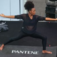 Grávida de 7 meses, Sheron Menezzes mostra flexibilidade em aula de yoga. Fotos!