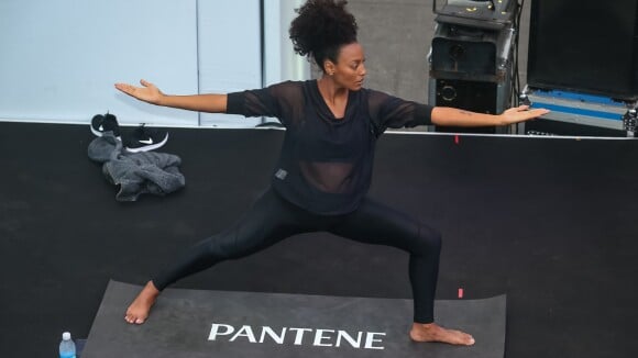 Grávida de 7 meses, Sheron Menezzes mostra flexibilidade em aula de yoga. Fotos!