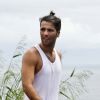Bruno Gagliasso prendeu o cabelo para correr da Pousada Zé Maria até a praia do Leão na companhia de Tuca Sultanum, seu sócio no site 'Amo Noronha'