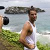 Bruno Gagliasso correu da pousada Zé Maria até a praia do Leão na companhia de Tuca Sultanum, seu sócio no novo site, 'Amo Noronha'