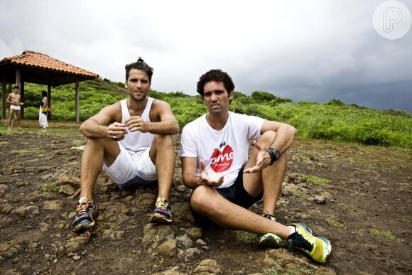 Bruno Gagliasso e Tuca Sultanum, seu sócio no site 'Amo Noronha', na praia do Leão em Fernando de Noronha
