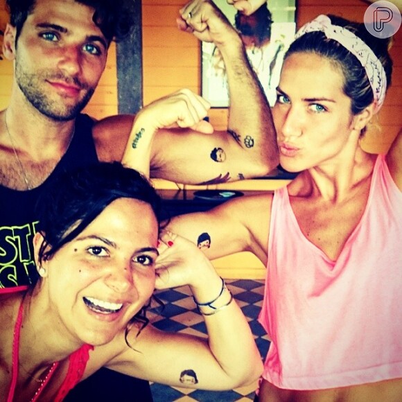 Bruno Gagliasso e Giovanna Ewbank fazem graça com tatuagem de mentira ao lado da promoter Carol Sampaio em Fernando de Noronha