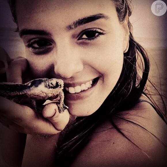 Giovanna Lancellotti posa com tartaruga em Fernando de Noronha