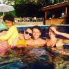 Bruno Gagliasso e Giovanna Ewbank se divertem na piscina com Astrid Fontenelle e Gabriel, filho da apresentadora em Fernando de Noronha