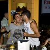 Bruno Gagliasso beija Ricardo Pereira na comemoração do seu aniversário de 32 anos em Fernando de Noronha