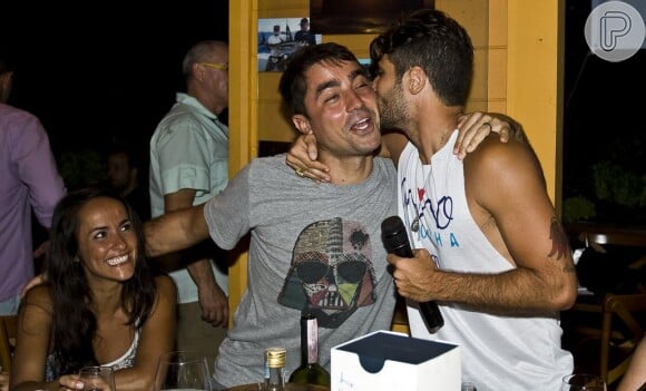 Bruno Gagliasso beija Ricardo Pereira na comemoração do seu aniversário de 32 anos em Fernando de Noronha