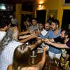 Bruno Gagliasso e amigos brindam o aniversário de 32 anos do ator, em Fernando de Noronha, com brinde de cachaça